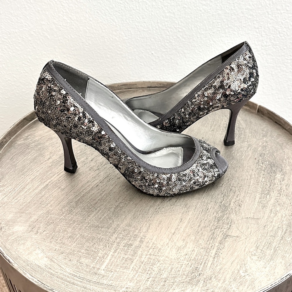 Papell Studio Gray Silver Sequin Peep-Toe Heels Size 6.5